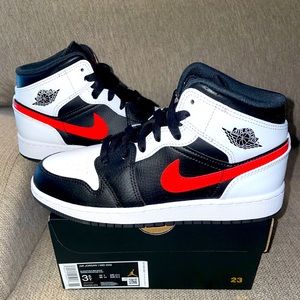 Air Jordan 1 Mid Chile Red